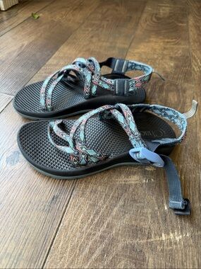 Chaco girls size 2 Teal & Black Strappy Outdoor Sandals